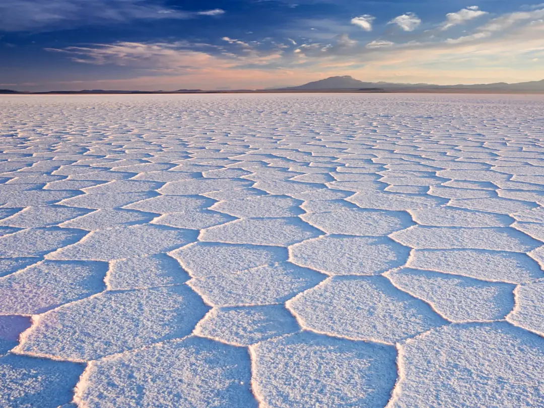Bolivien, Potosí, Uyuni Endlose weiße Salzfläche mit Wabenmuster. Uyuni, Potosí, Bolivien.
