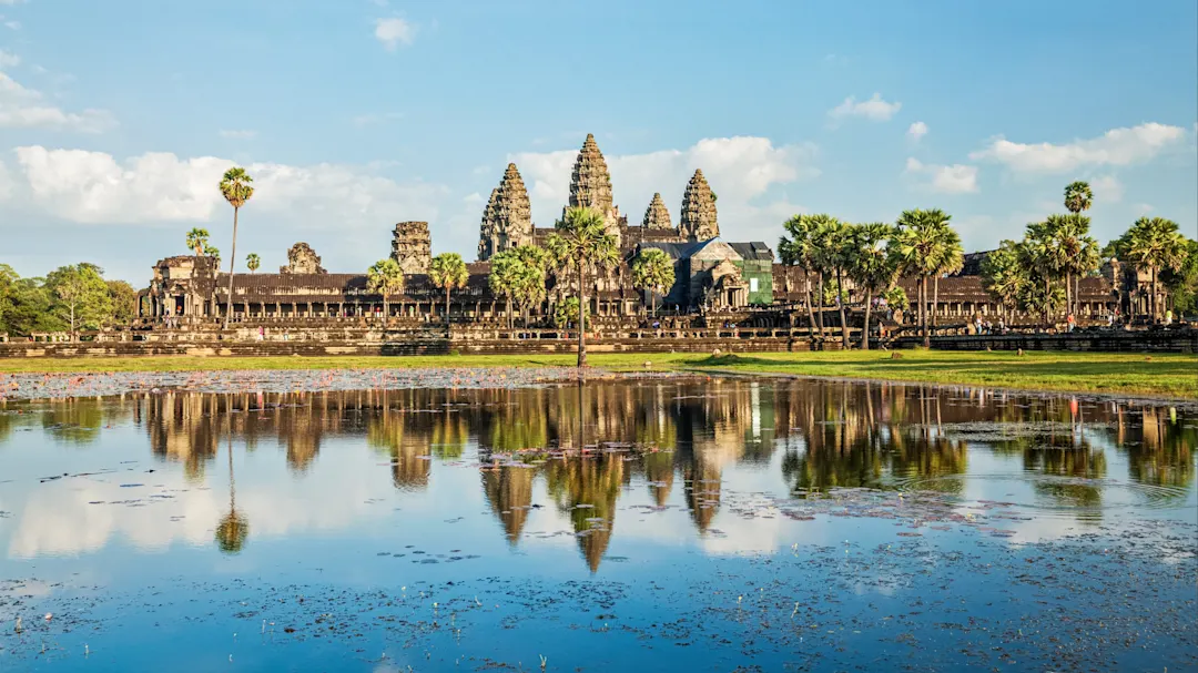 Angkor Wat Tempel mit seinen Türmen und einem reflektierenden Teich. Angkor, Siem Reap, Kambodscha.