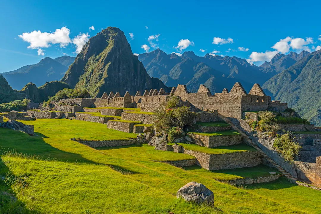 Der Hauptplatz der Inka-Ruine Machu Picchu mit dem Gipfel des Huayna Picchu im Hintergrund in der Nähe von Cusco Peru.