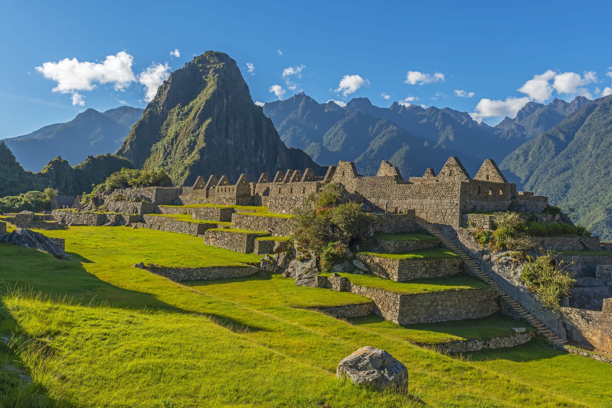 La place principale des ruines incas du Machu Picchu avec le sommet du Huayna Picchu en arrière-plan, près de Cuzco au Pérou