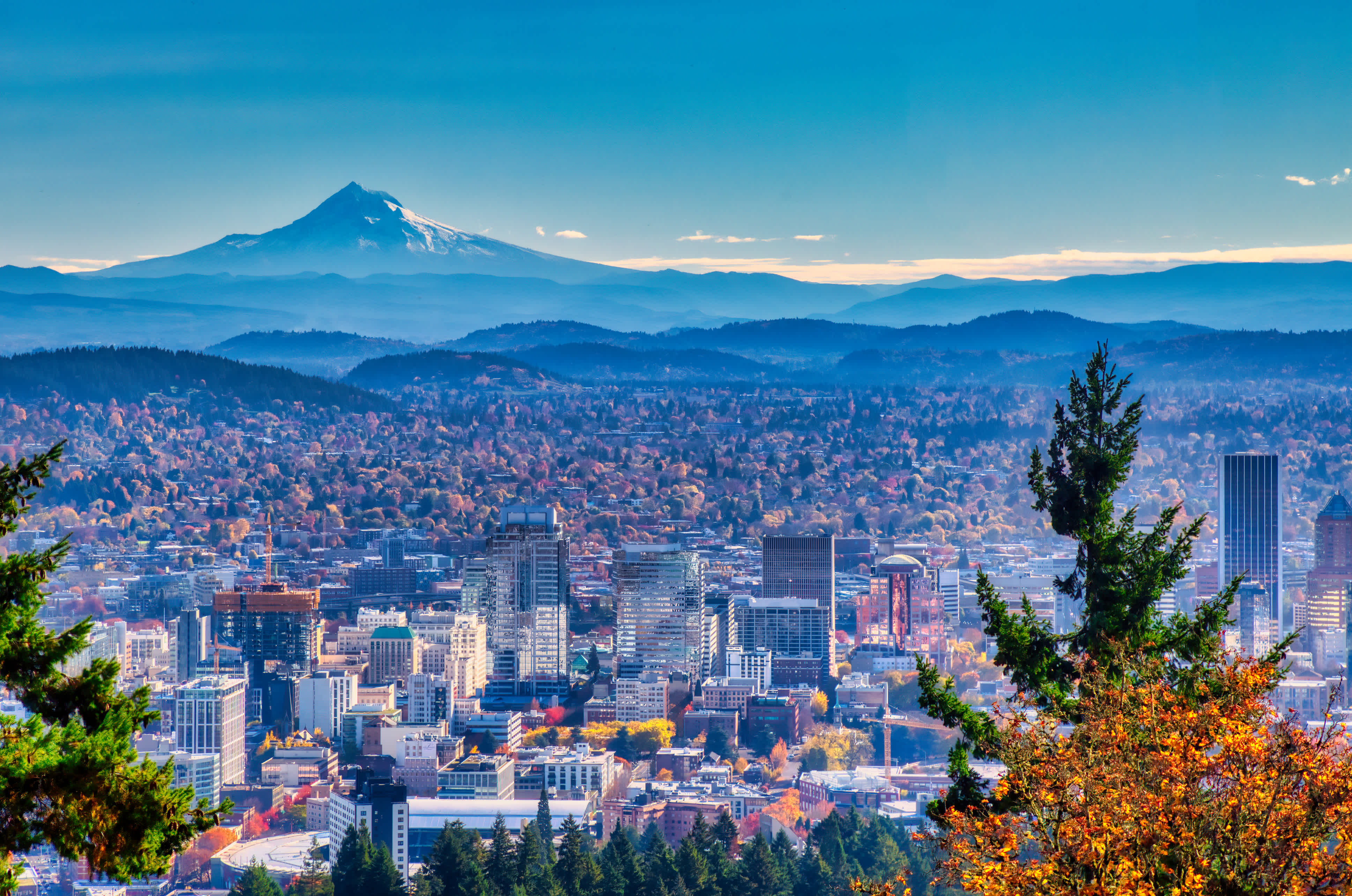 Portland Oregon Skyline mit Mt. Hood im Herbst