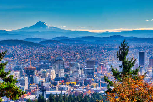 Portland Oregon Skyline mit Mt. Hood im Herbst