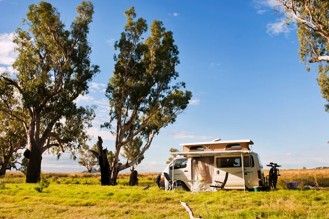 Ein Wohnmobil in einem abgelegenen Teil des australischen Busches.