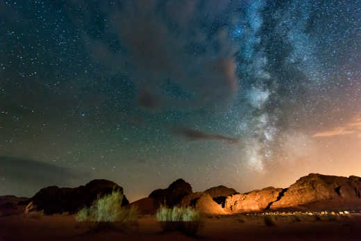 In Wadi Rum, Jordanien, gibt es kaum Lichtverschmutzung, wenn man sich ein wenig von der Zivilisation entfernt, so dass die Milchstraße leicht zu erkennen ist