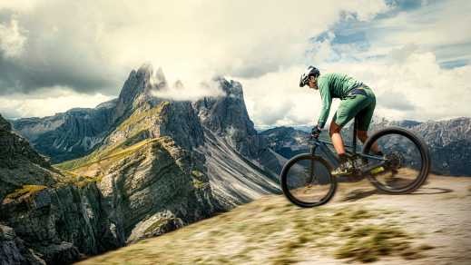 Einer man auf dem Mountainbike in den Dolomiten, Italien.