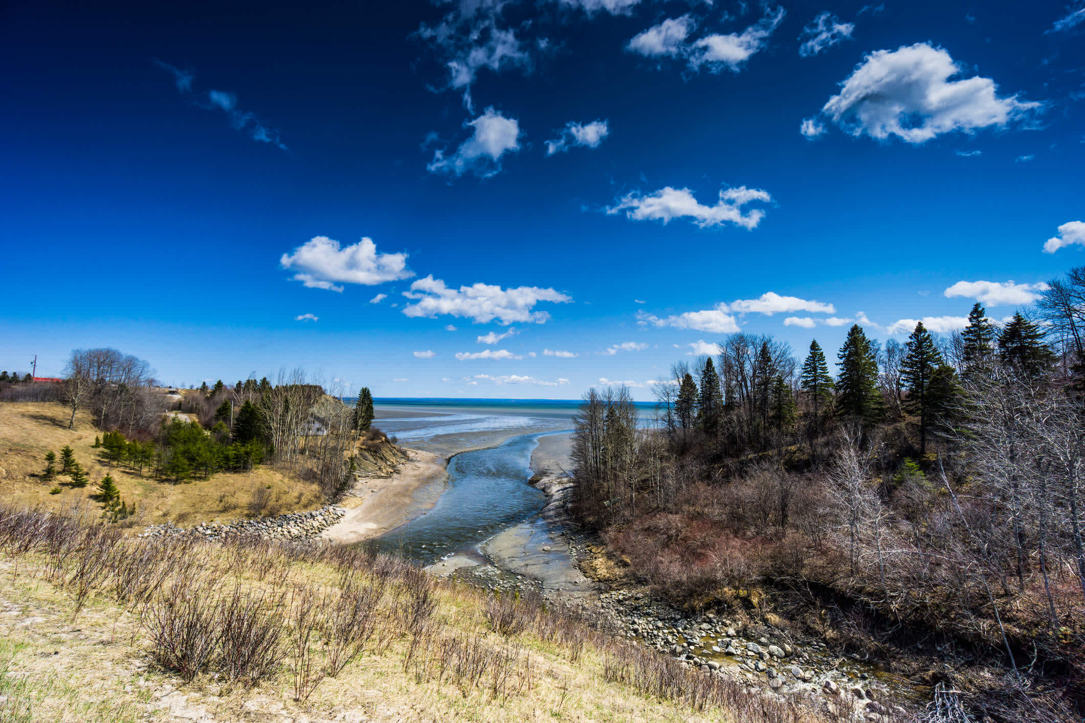 Au nord de La Malbaie, une vue de la belle nature de Charlevoix et du fleuve Saint-Laurent, dans la province de Québec.