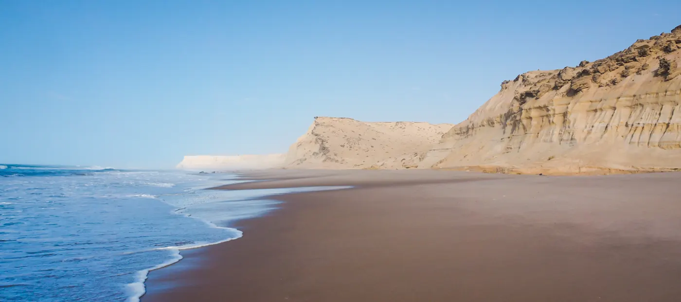 Sandklippen von Dakhla in der Westsahara Region von Marokko.

