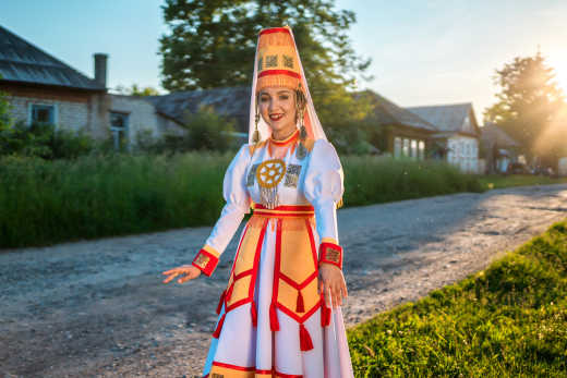 Junge Frau im traditionellen Folk Mari Kleid
