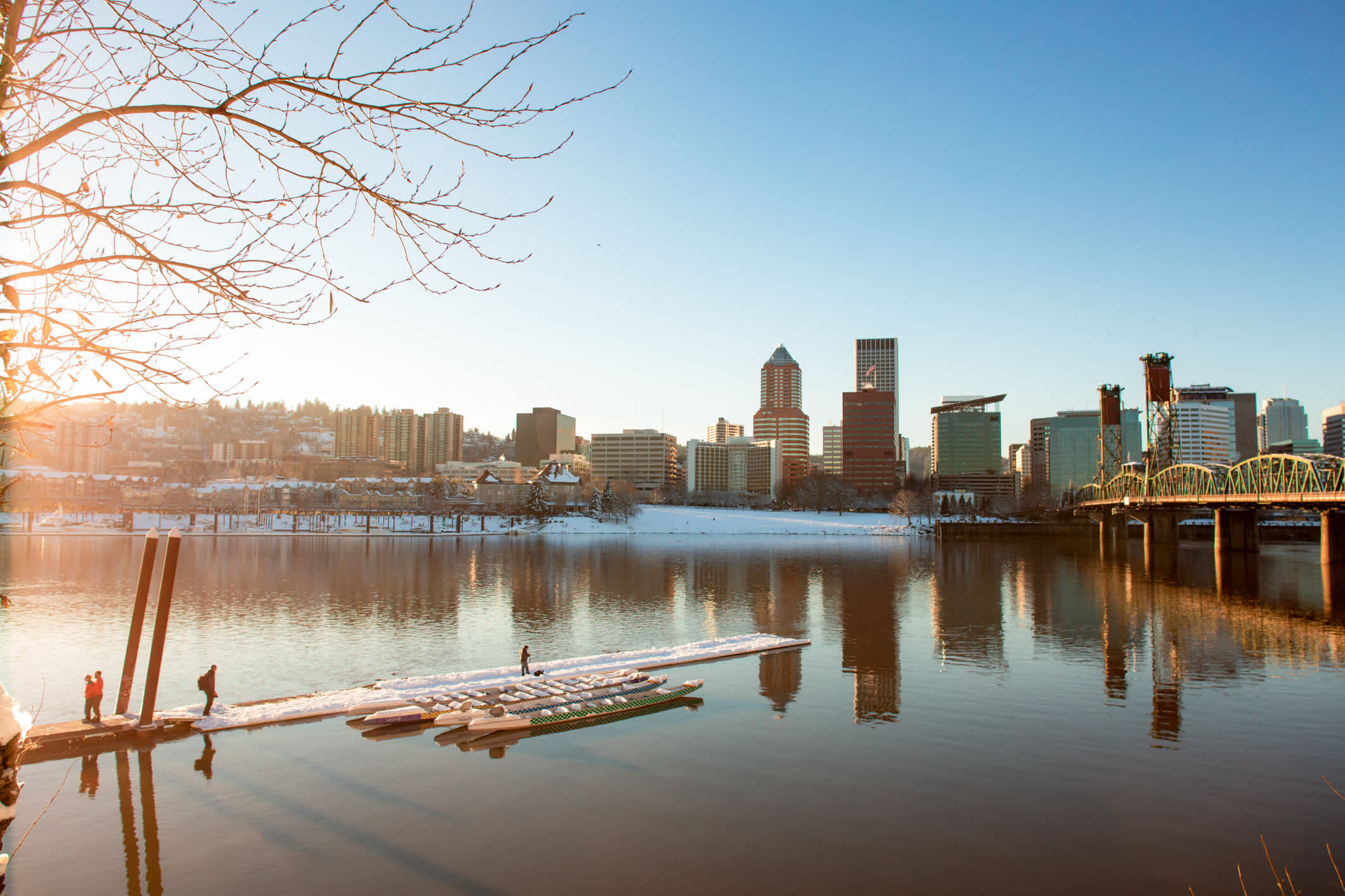 Skyline der Innenstadt von Portland bei Sonnenuntergang, Oregon, USA.
