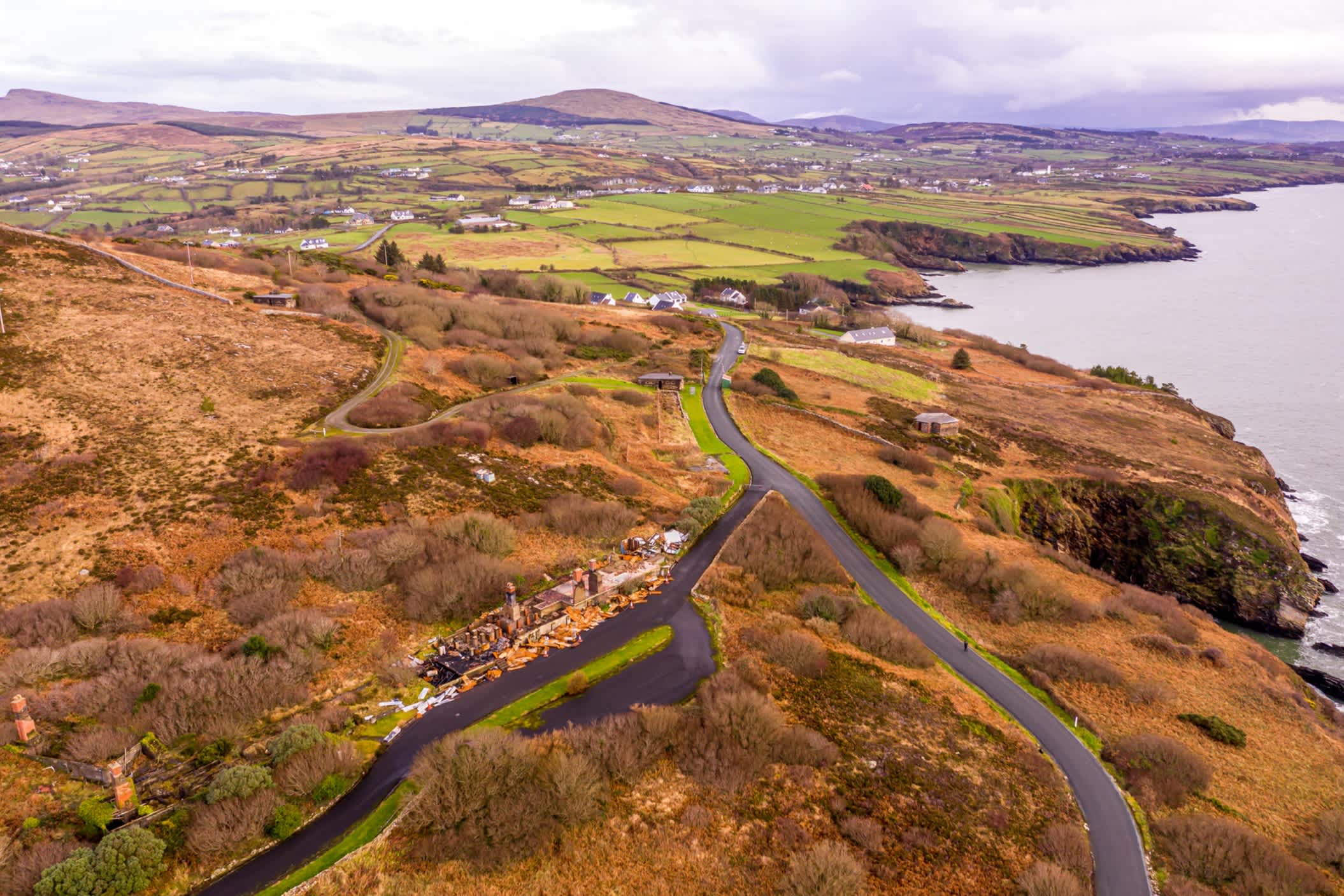 Luftaufnahme von Fort Dunree und Lighthouse, Inishowen Peninsula - County Donegal, Irland.