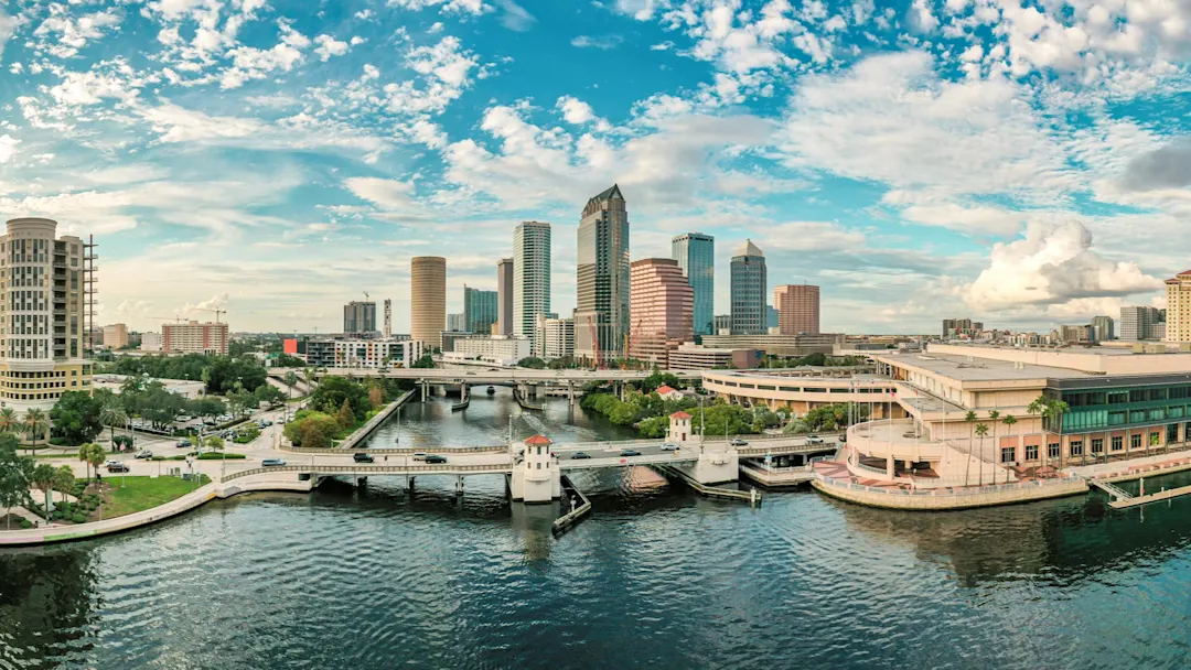 Panoramablick auf die Skyline von Tampa und die Wasserpromenade. Tampa, Florida, USA.