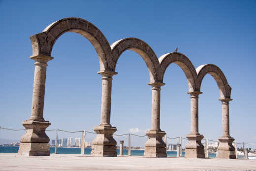 Arches sur la promenade du Malecón à Puerto Vallarta, au Mexique