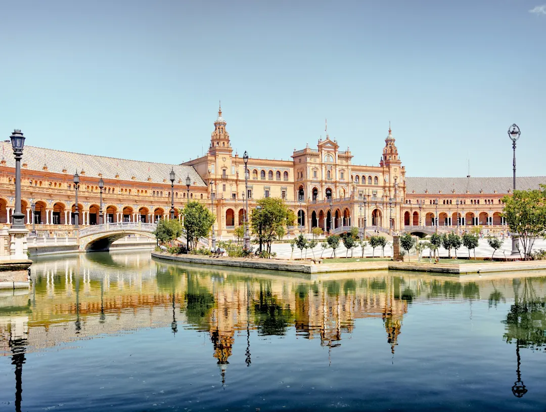 Die Plaza de Espana ist ein Muss bei Ihrer Sevilla Reise.