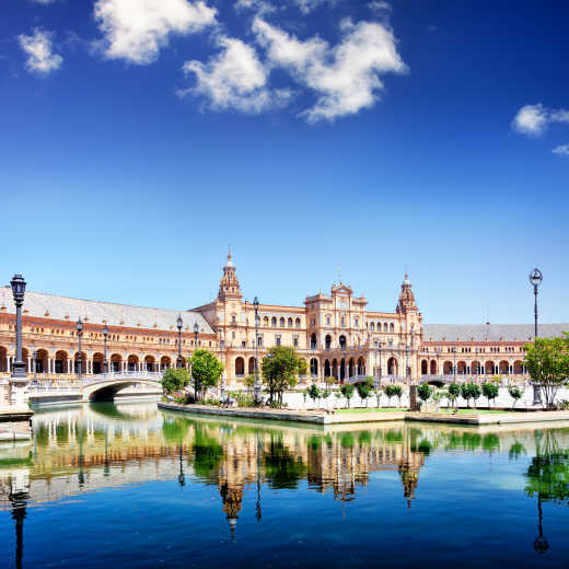 Admirez l'architecture et l'espace de la Place d'Espagne pendant votre séjour à Séville.