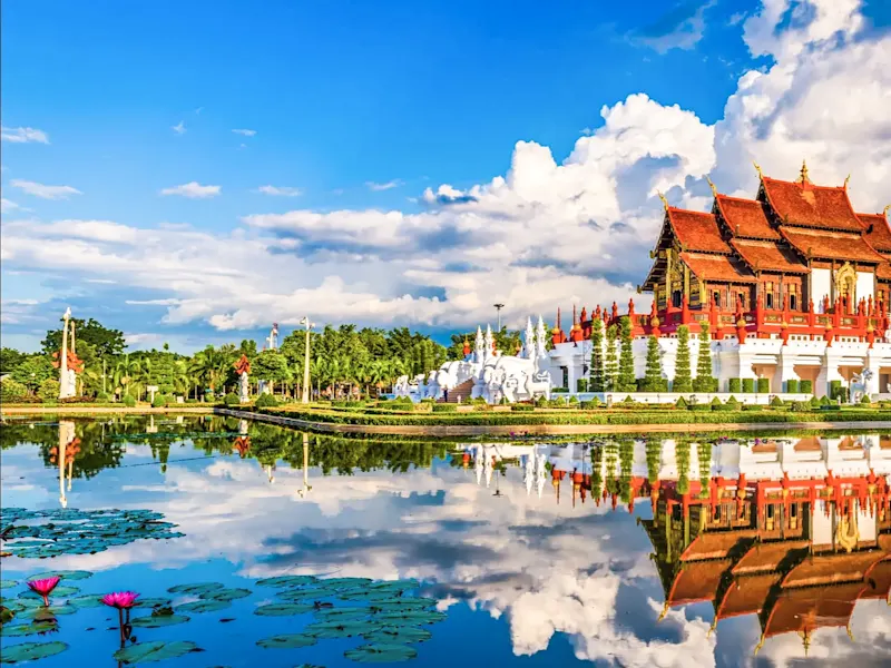 Thailand, Chiang Mai, Royal Flora Ratchaphruek Traditionelle Halle mit reflektierendem Teich. Royal Flora Ratchaphruek, Chiang Mai, Thailand.