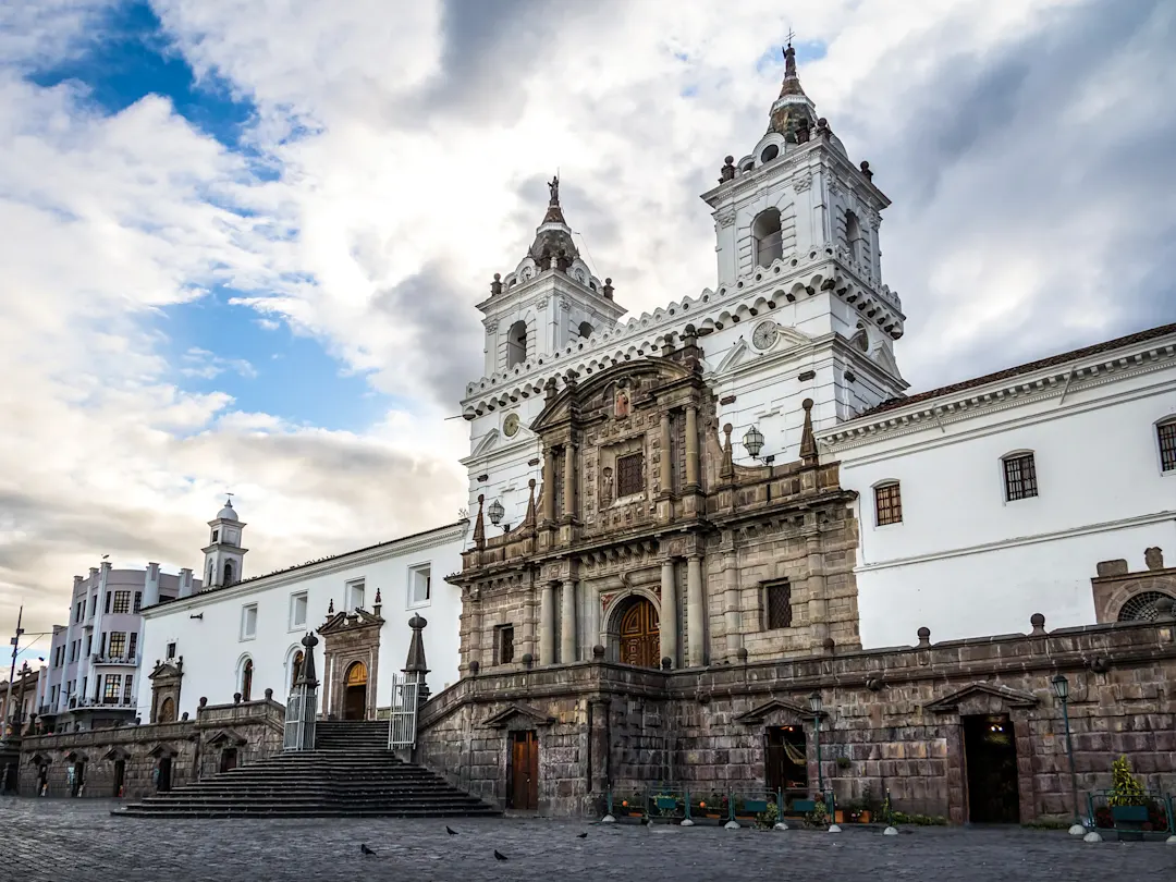 Historische Kirche mit weißen Türmen auf einem Platz. Quito, Pichincha, Ecuador.