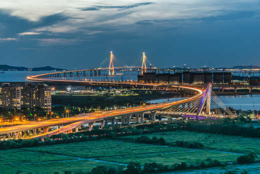 Beleuchtete Brücke, die Incheon mit einem Flughafen verbindet