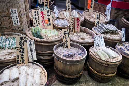Gurken und andere Lebensmittel auf dem Nishiki Markt in Kyoto