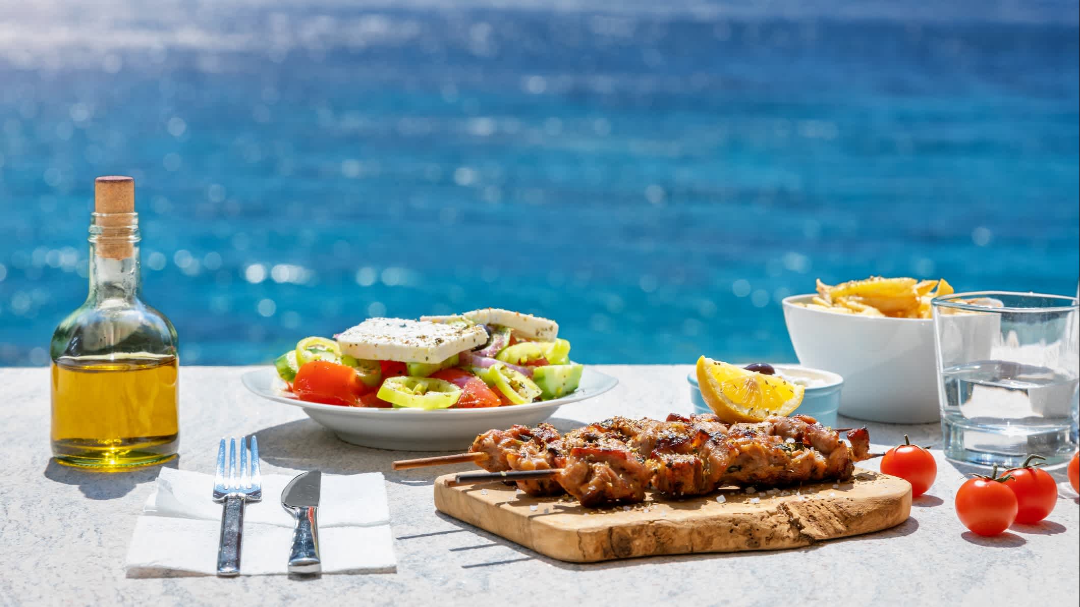 Griechisches Ernährungskonzept mit Bauernsalat vor der Ägäis 
