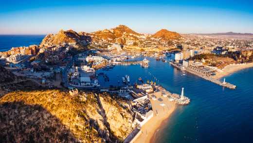 Vue aérienne sur le port de Cabo San Lucas, station balnéaire populaire au Mexique.