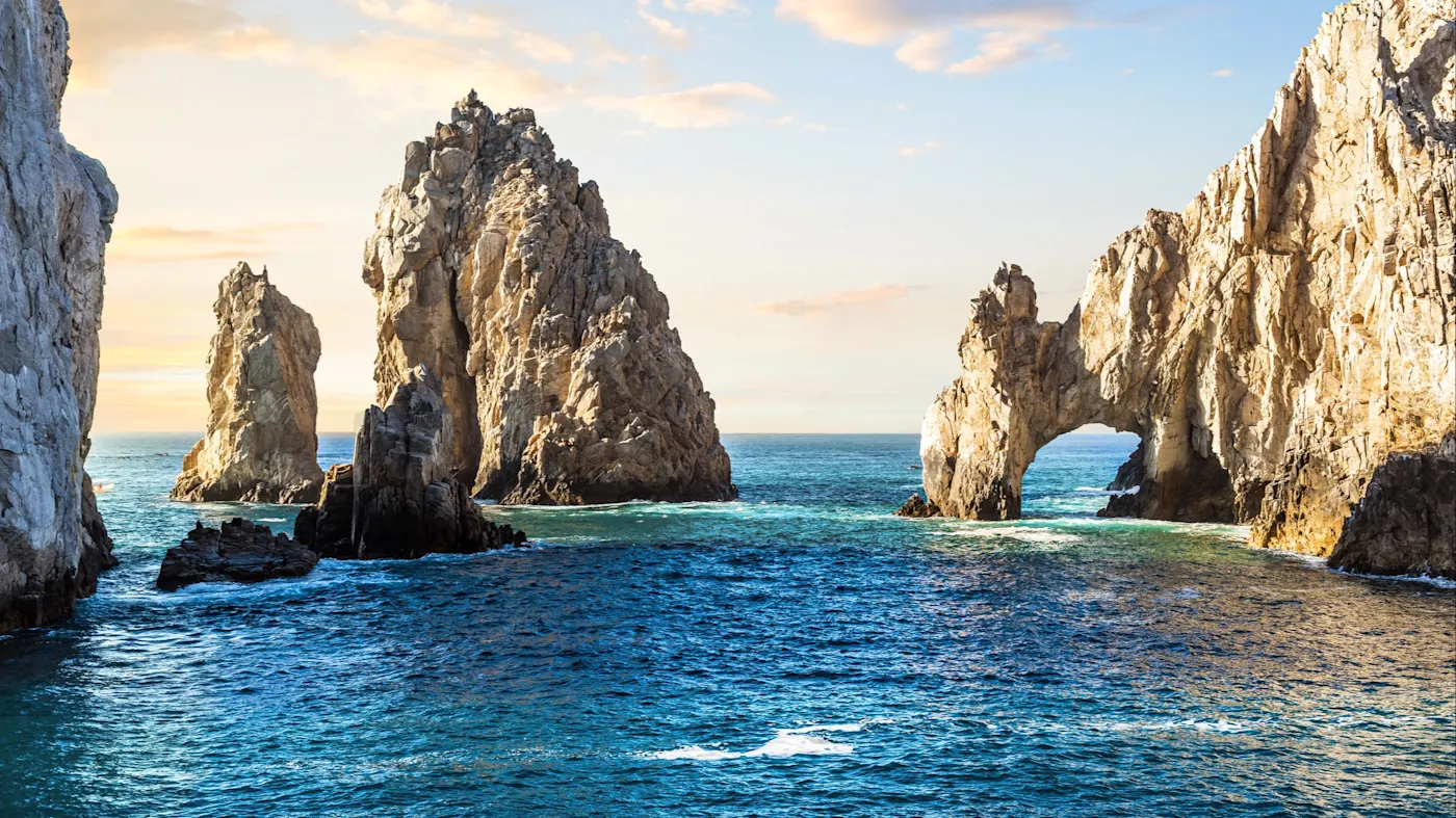 Cabo San Lucas, Baja California Sur, Mexiko Die markanten Felsen von El Arco bei Sonnenuntergang, umgeben vom ruhigen Meer. Cabo San Lucas, Baja California Sur, Mexiko.