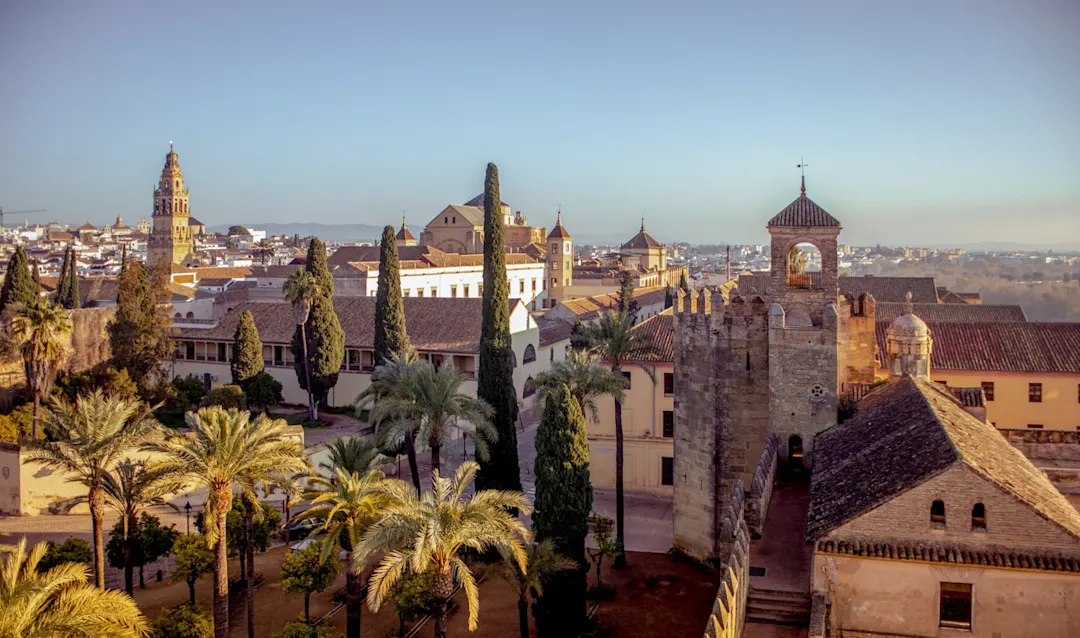 Grüne Landschaft mit Bäumen und Blick auf Hügel unter blauem Himmel. Córdoba, Argentinien.