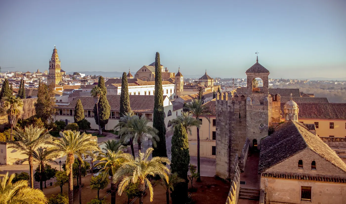 Grüne Landschaft mit Bäumen und Blick auf Hügel unter blauem Himmel. Córdoba, Argentinien.