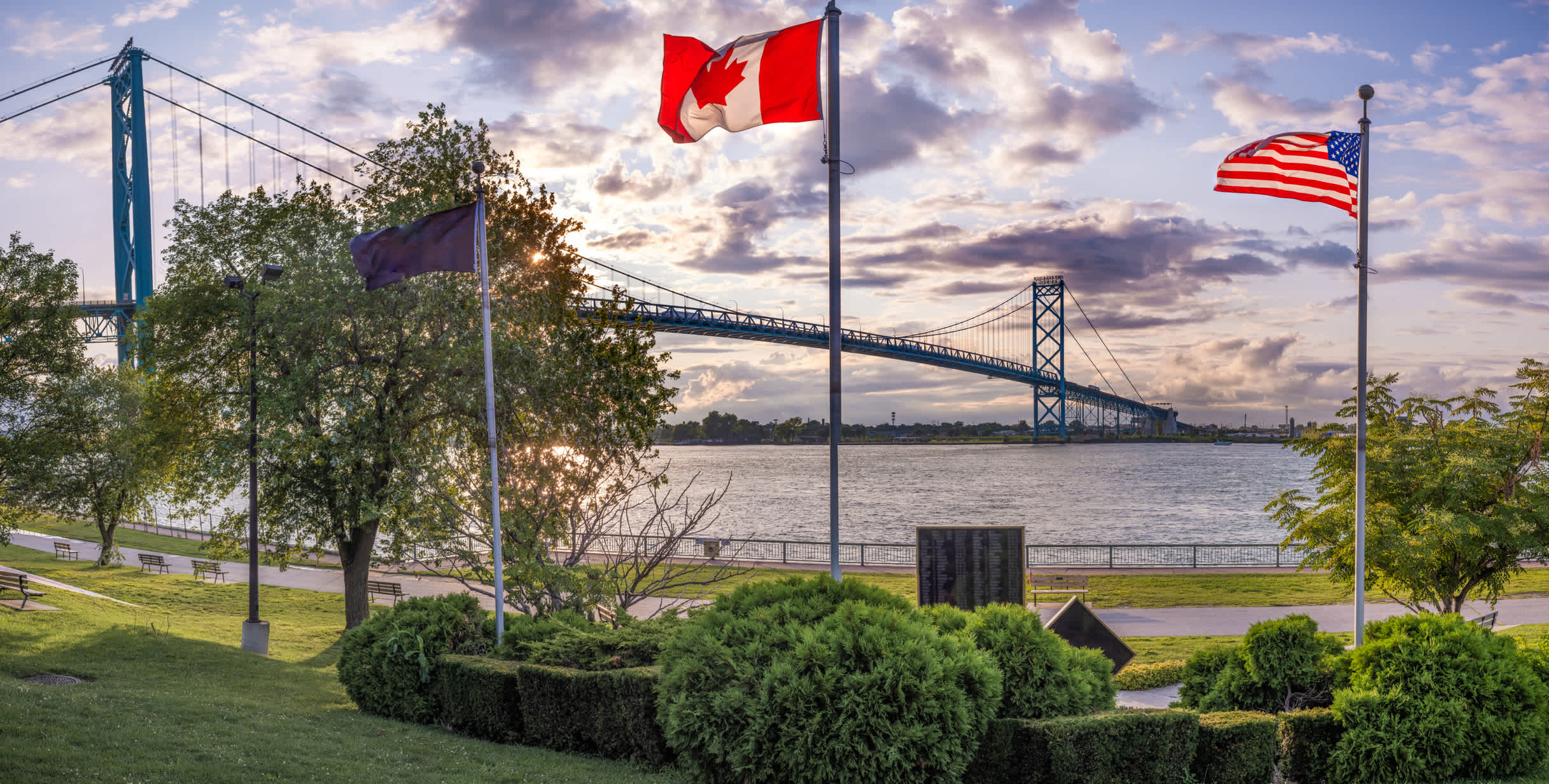 Die Botschafterbrücke verbindet Detroit, Michigan mit Windsor, Ontario.