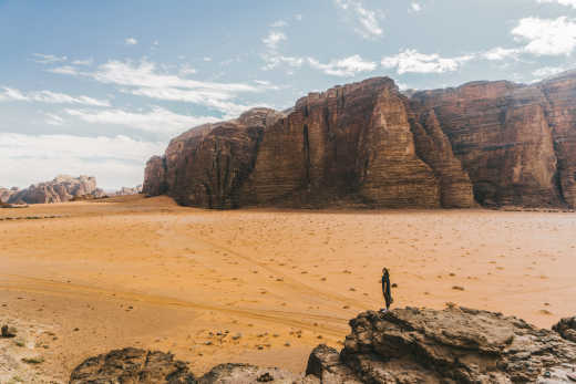 Wüstenlandschaft mit Wadi Rum im Hintergrund