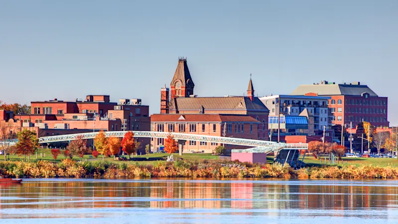 Stadtansicht mit historischen Gebäuden am Ufer  River. Neu-Braunschweig, Kanada