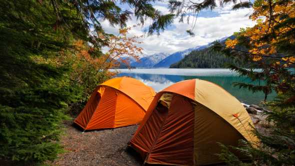 Deux tentes de camping au bord du lac Cheakamus en automne à Whistler au Canada