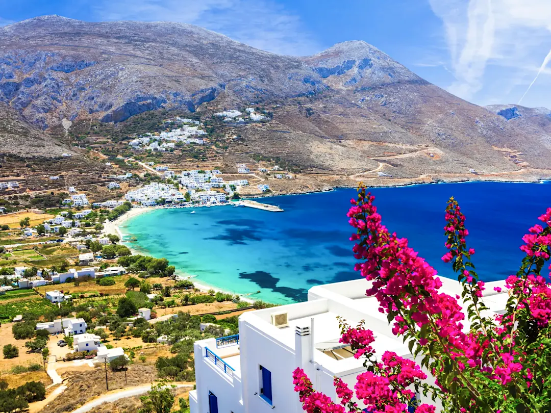 Küstendorf mit weißen Häusern und türkisfarbenem Wasser. Amorgos, Kykladen, Griechenland.