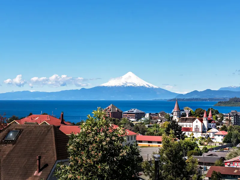 Chili, Los Lagos, vacances en famille Charmant lac Llanquihue avec volcan enneigé et paysage verdoyant. Llanquihue, Los Lagos, Chili.