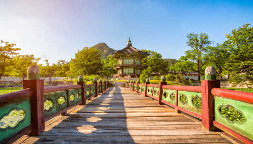 Holzbrücke zum Gyeongbokgung-Palast bei Sonnenuntergang