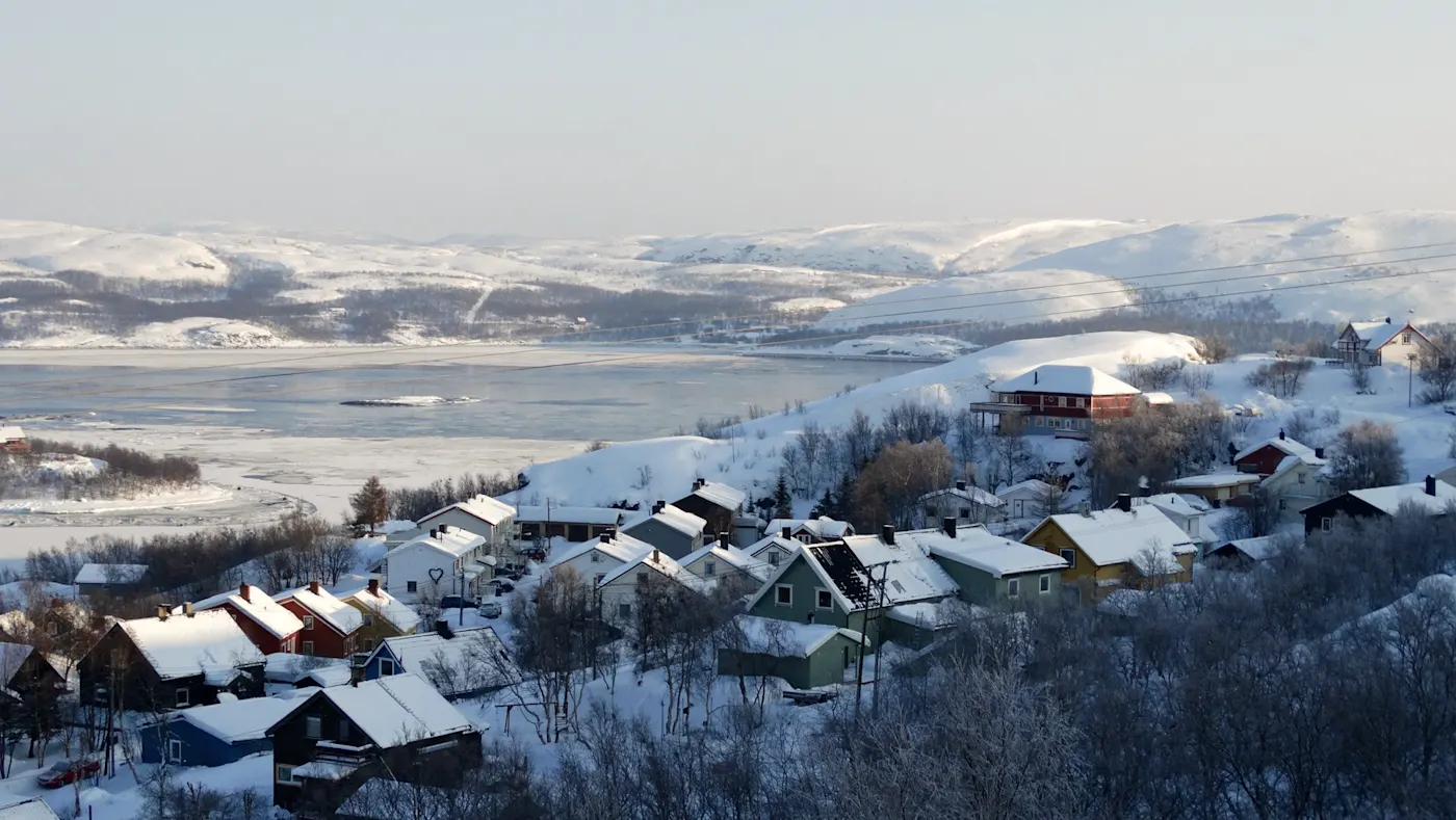 Panoramafoto von Kirkenes im Winter in Norwegen.