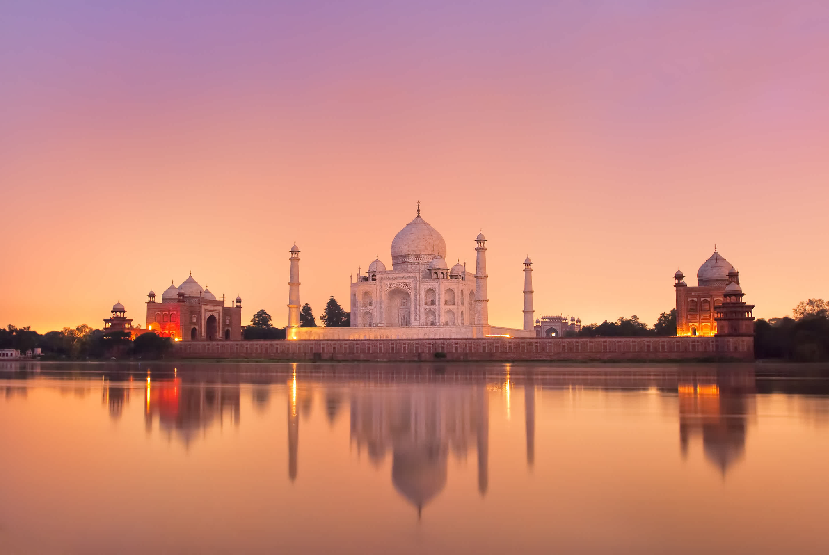 View_from_the_water_to_the_Taj_Mahal_in_Agra_India