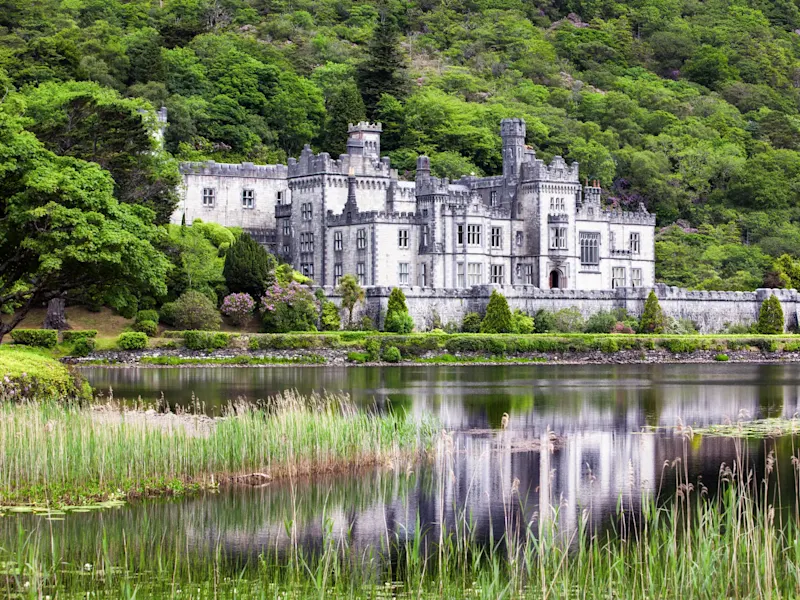 Abbaye de la 19ieme siècle avec des jardins immens. Kylemore Abbey, Donegal, Irlande.