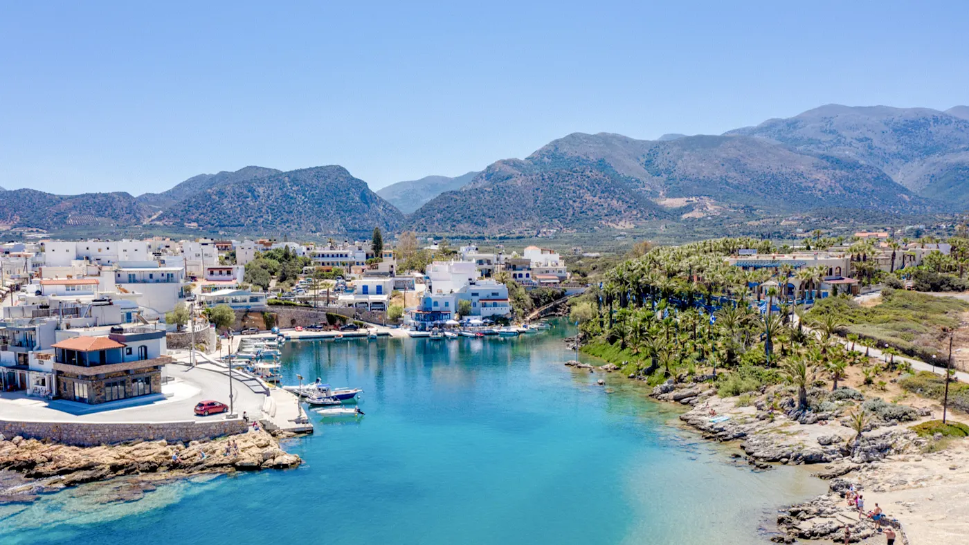 Sitia, Kreta, Griechenland Malersiche Küstenstadt mit Palmen und klarem Wasser, umgeben von Bergen, Sitia, Kreta, Griechenland.