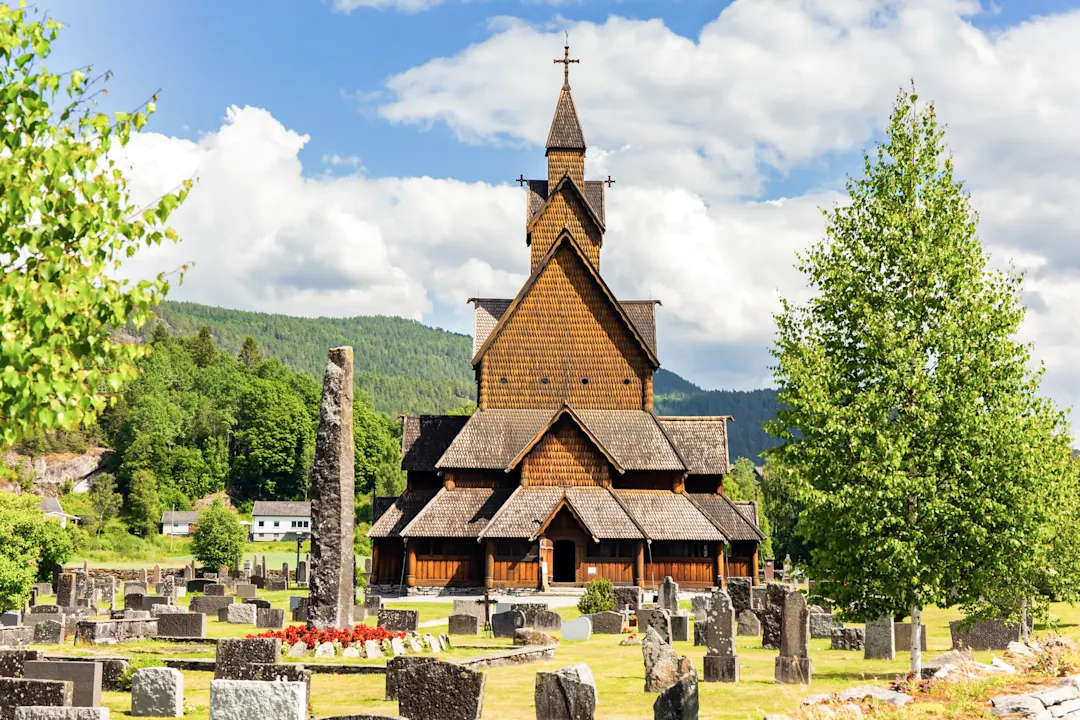 Blick auf die Heddal-Stabkirche Telemark, Norwegen.