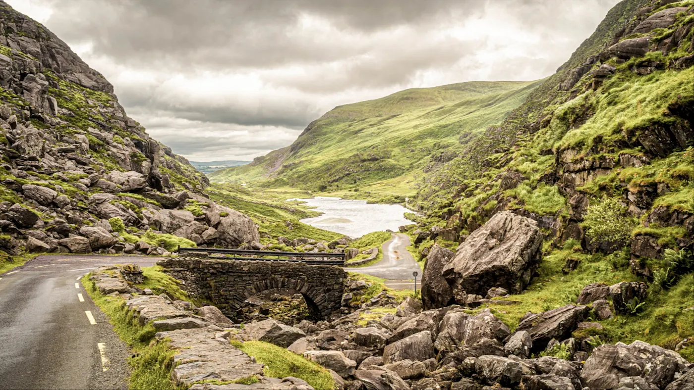 Ring of Kerry, Irland Blick auf die Berge und die Straße mit einer Brücke im Ring of Kerry, Irland.