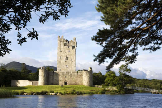 Ross Castle situé au bord du lac Lough Leane, près de Killarney, dans le Kerry, en Irlande