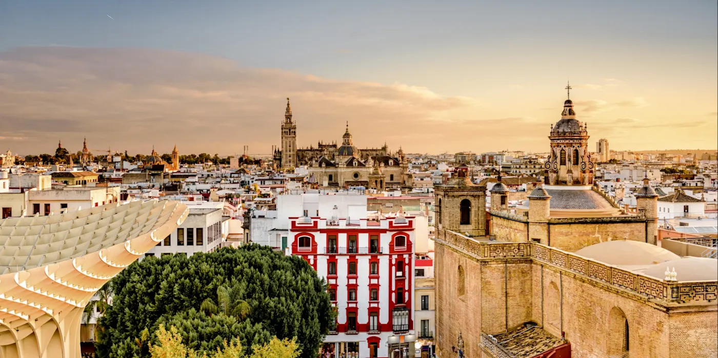 Panoramablick auf die Altstadt von Sevilla mit der Giralda im Abendlicht. Sevilla, Andalusien, Spanien.
