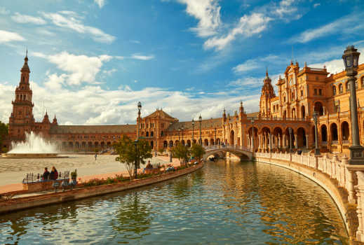 Admirez l'architecture de la Place d'Espagne pendant votre séjour à Séville.