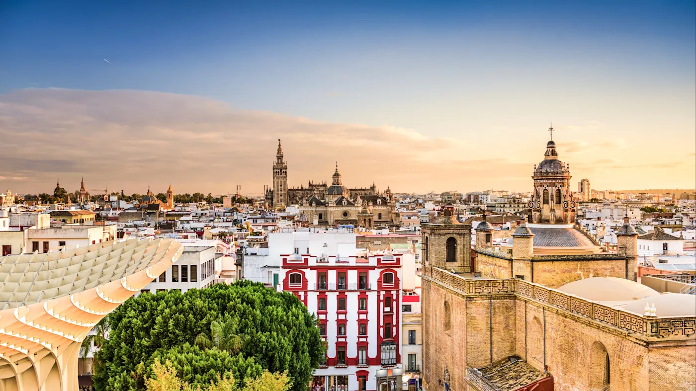 Sevilla, Panoramablick, Spanien Panoramablick auf die Altstadt von Sevilla mit der Giralda im Abendlicht. Sevilla, Andalusien, Spanien.