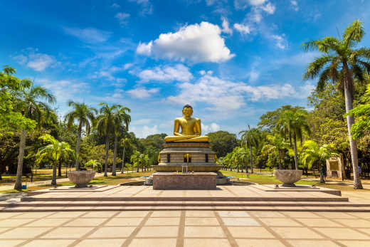 Blick auf riesige Buddha Statue im Park