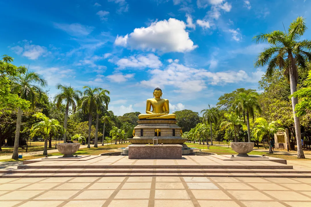 Viharamahadevi Park, Colombo, Sri Lanka Blick auf riesige Buddha Statue im Park