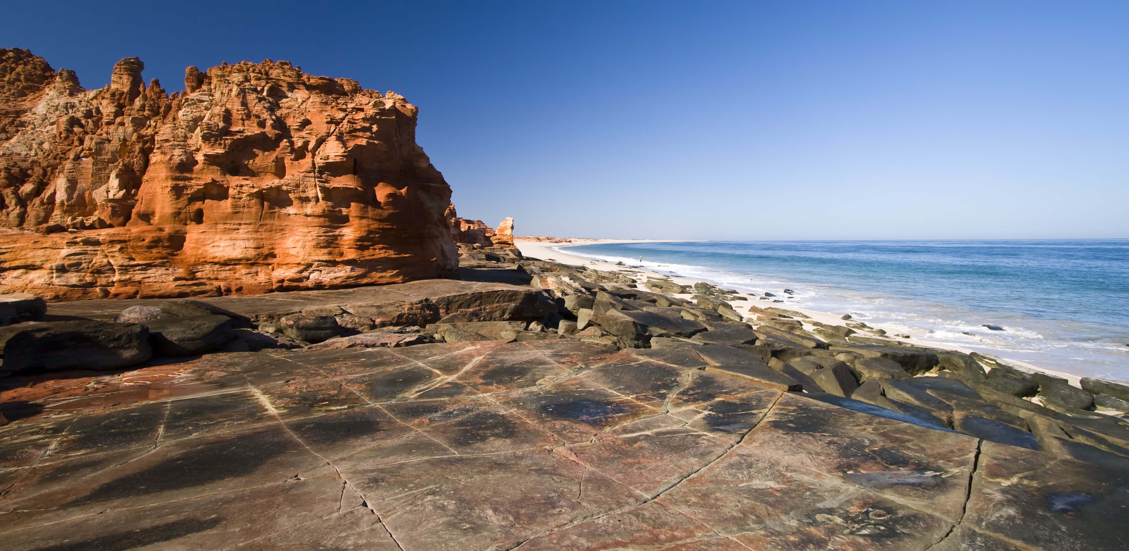 La plage immaculée et les falaises rouges de Cape Leveque au nord de Broome en Australie occidentale
