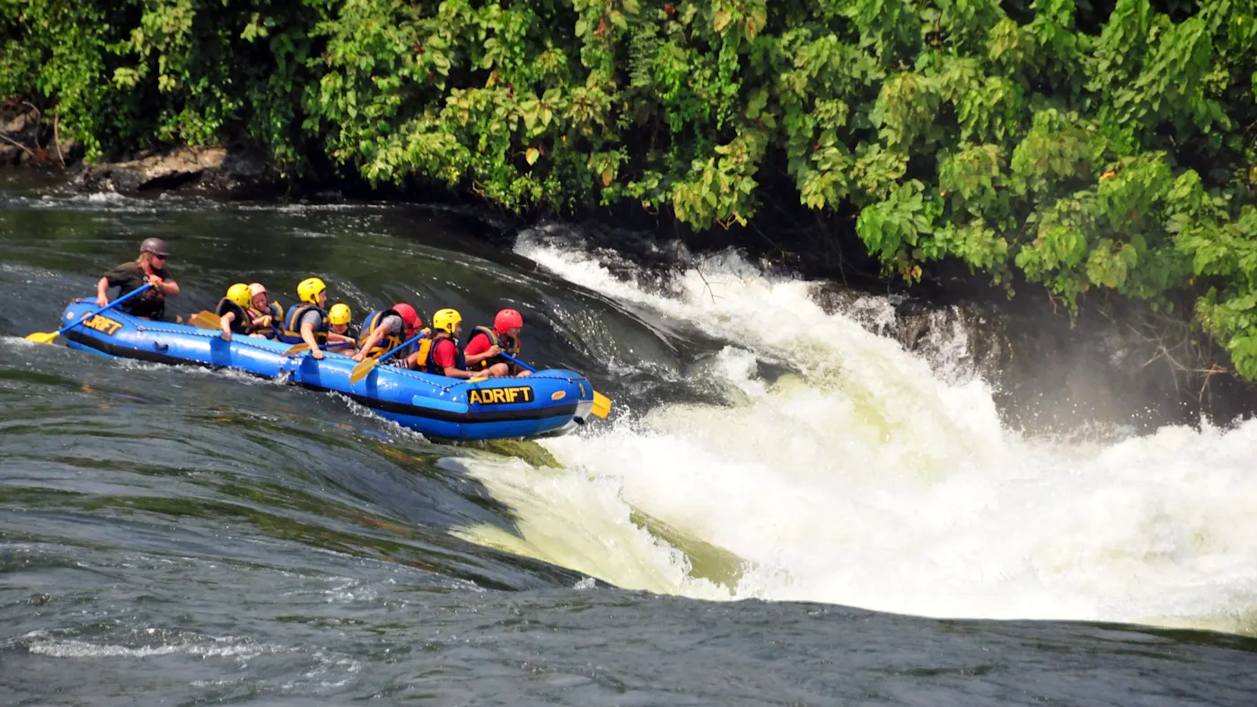 Bujagali-Wasserfälle, Eastern, Uganda Abenteurer beim Wildwasser-Rafting auf einem reißenden Fluss. Bujagali-Wasserfälle, Eastern, Uganda.