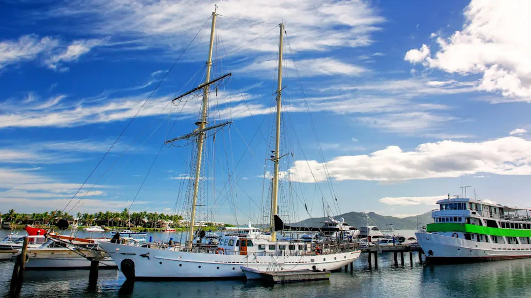 Port, Denarau, îles Fidji Promenade au bord de l'eau au milieu des bateaux et des yachts