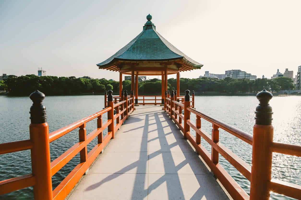 Lac et pavillon du parc Ohori à Fukuoka, Japon